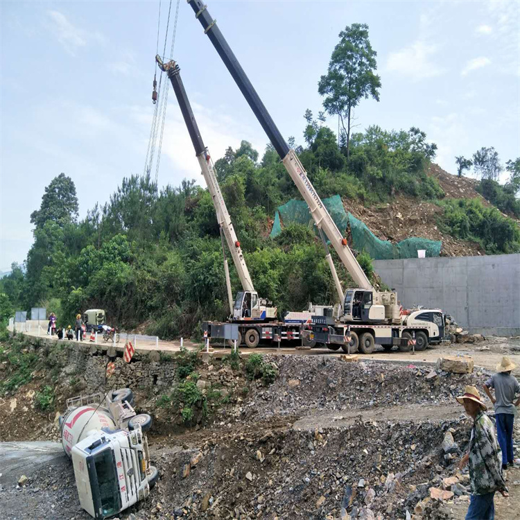 务川汽车掉沟里叫吊车救援要多少钱